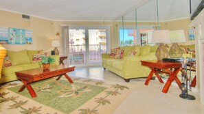 Luxury-Apartment, 2 Schlafzimmer, Meerblick (Kandy's Kondo 101) | Wohnbereich | 27-Zoll-Smart-TV mit Kabelempfang, Fernseher