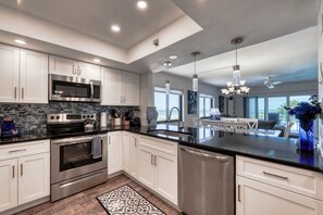 Luxury Condo, 3 Bedrooms, Ocean View (Kandy's Kondo 1114) | Private kitchen