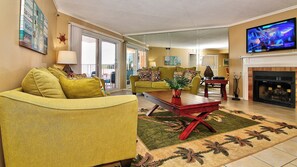 Luxury-Apartment, 2 Schlafzimmer, Meerblick (Kandy's Kondo 101) | Wohnbereich | 27-Zoll-Smart-TV mit Kabelempfang, Fernseher