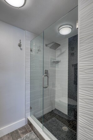 Luxe appartement, 3 slaapkamers, uitzicht op zee (Kandy's Kondo 1114) | Badkamer | Een aparte badkuip en douche, een haardroger, handdoeken, toiletpapier