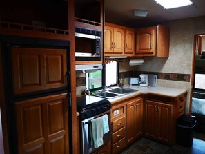 Standard-Chalet, 1 Queen-Bett und Schlafsofa | Eigene Küche