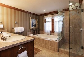 Douche, baignoire à jets, sèche-cheveux, serviettes fournies