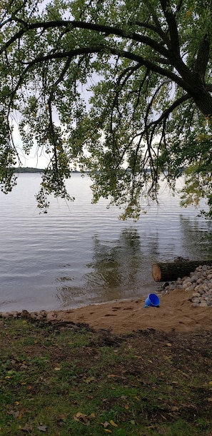 Rannalla, aurinkotuoleja, rantapyyhkeitä