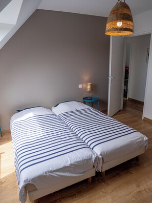 4 habitaciones, tabla de planchar con plancha y wifi gratis 