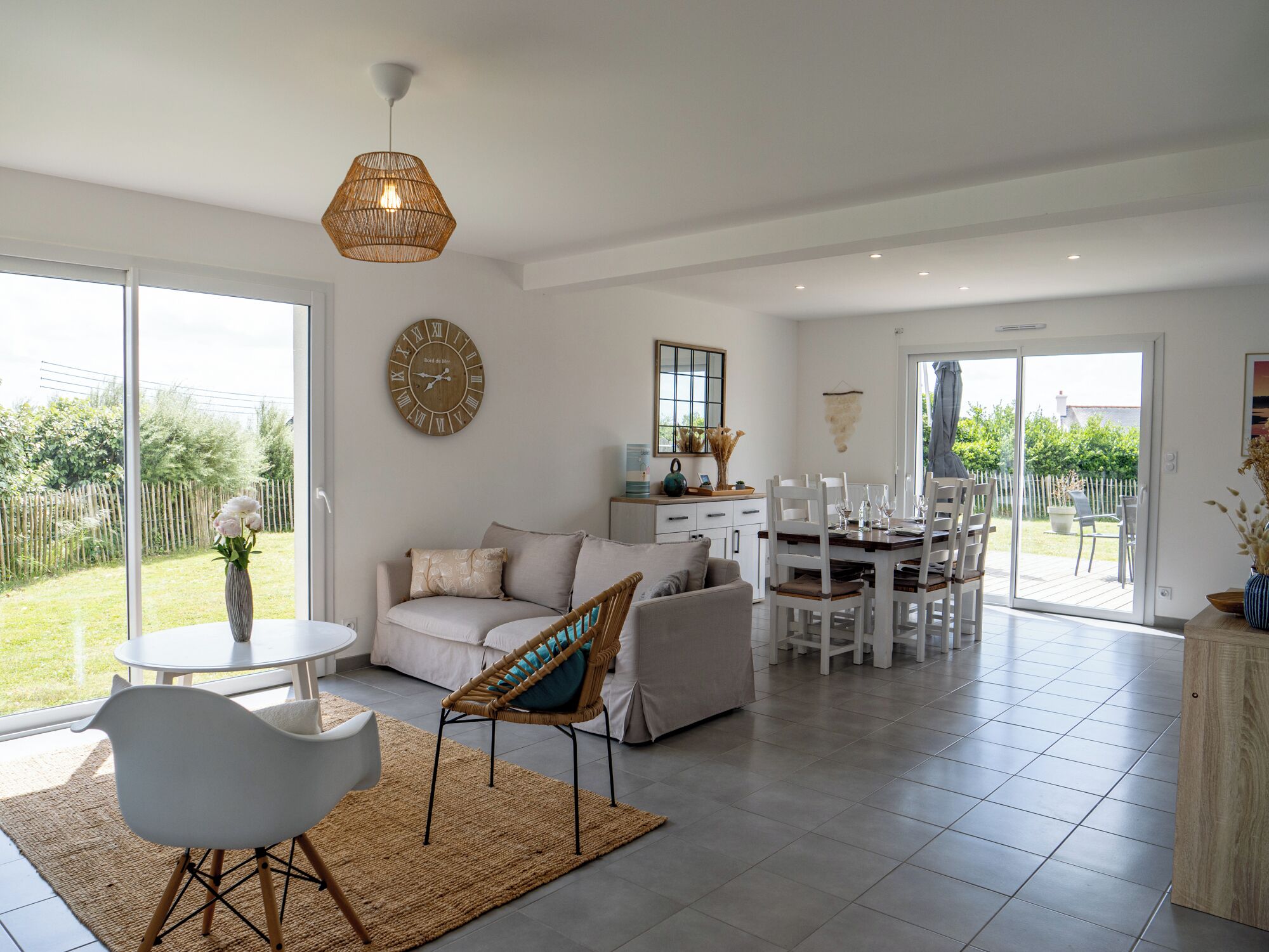 Televisie, een dvd-speler en boeken