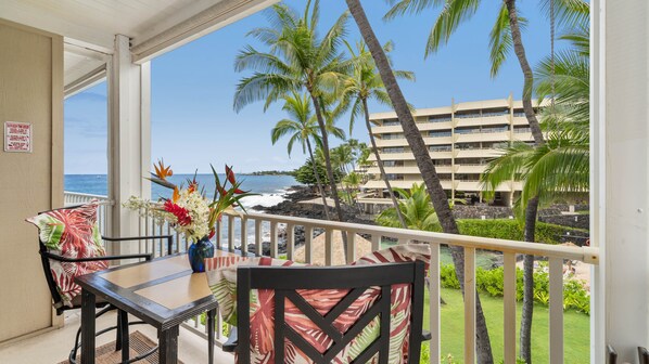 Outdoor dining - Ocean & Lagoon View Kona Condo 🏝️ Walking Distance to Beach and Town! 👣 - Hale Kona Kai 309 (Kailua-Kona)