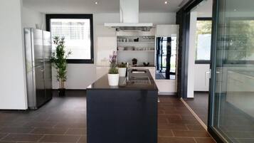 Réfrigérateur, four, plaque de cuisson, lave-vaisselle