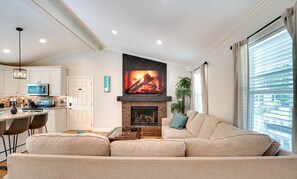 Een smart-tv, een open haard, tafelvoetbal en een stereo