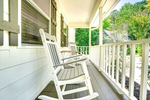 Property grounds - Relaxing Retreat - Jacuzzi Hot Tub + Private Pool (Lawrenceville)