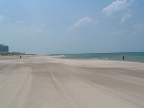 Playa en los alrededores y camastros