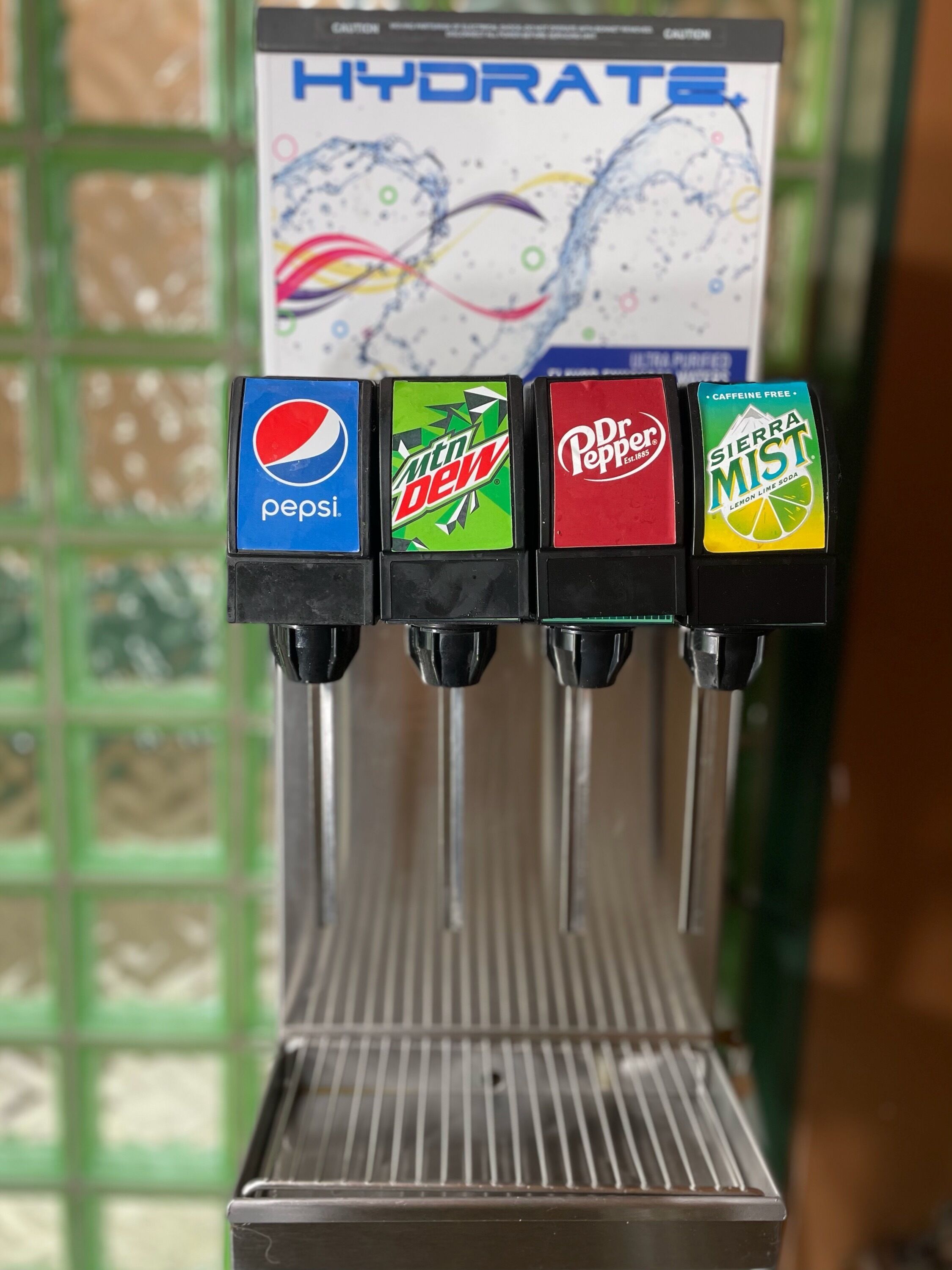 Ein Getränkespender mit Auswahl an Pepsi, Mountain Dew, Dr. Pepper und Sierra Mist.