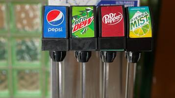 Ein Getränkespender mit Auswahl an Pepsi, Mountain Dew, Dr. Pepper und Sierra Mist.