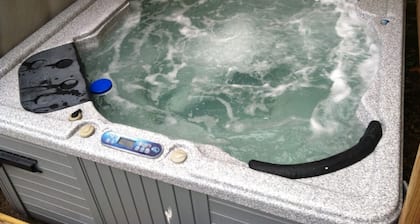 BEACHFRONT/HOT TUB/STEAM ROOM/MASSAGE CHAIR/PINBALL/BIKES/KAYAKS/PADDLEBOARDS.