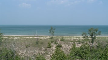 Vlak bij het strand, ligstoelen