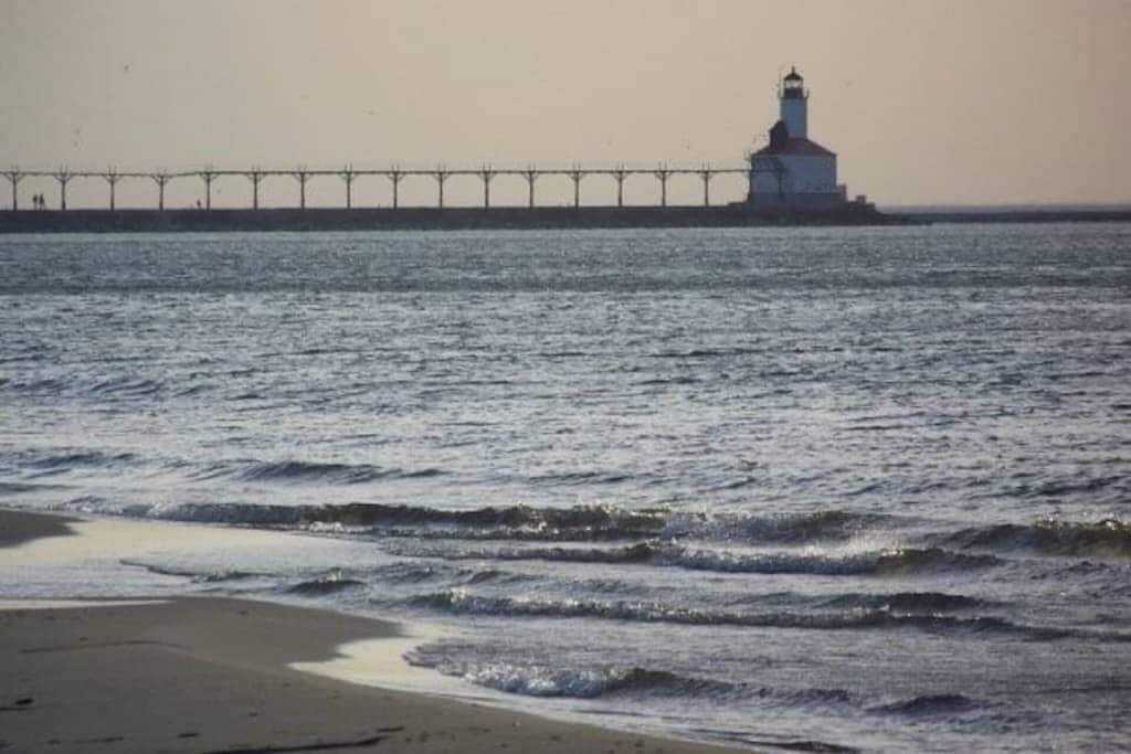 Nær stranden og solsenger