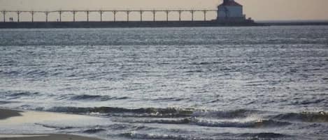 ビーチの近く、サンラウンジャー