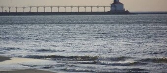 BEACHFRONT/HOT TUB/STEAM ROOM/MASSAGE CHAIR/PINBALL/BIKES/KAYAKS/PADDLEBOARDS.