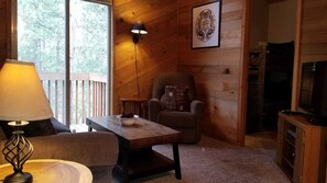 Cabin, nhiều giường, bồn tắm nước nóng | Phòng khách | TV, lò sưởi