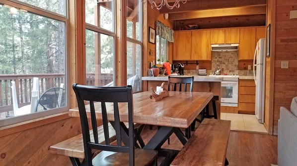 Tủ lạnh, lò vi sóng, bếp nấu, máy rửa bát