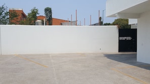 Tempat letak kenderaan sendiri percuma