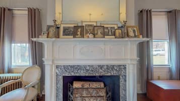 Deluxe Jean Harlow King Suite | Iron/ironing board, free WiFi, bed sheets