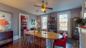 Family dining - Gardner Farm Inn (Troy)