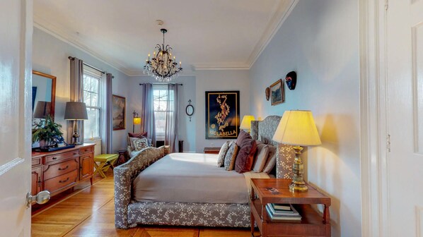 Habitación Deluxe | Tabla de planchar con plancha, wifi gratis y ropa de cama 