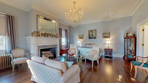 Deluxe Jean Harlow King Suite | Iron/ironing board, free WiFi, bed sheets - Gardner Farm Inn (Troy)