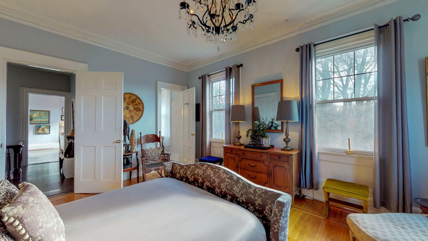 Tabla de planchar con plancha, wifi gratis y ropa de cama 