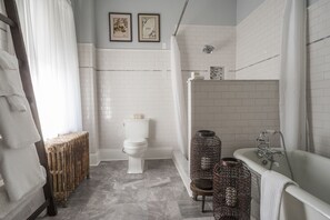 Chambre Deluxe | Salle de bain | Séchoir à cheveux, serviettes fournies, savon, shampooing