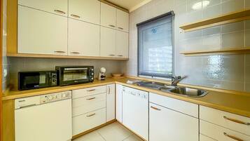 Frigorifero, microonde, forno, piano cottura