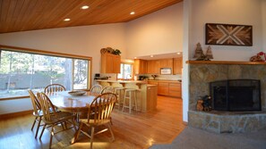 Casa, varias camas, hidromasaje | Cocina privada | Refrigerador, microondas, parrilla de estufa y lavavajillas