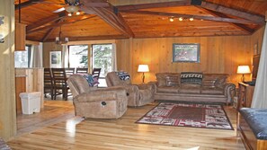 Huisje, meerdere bedden, hot tub | Woonkamer | Een televisie en een open haard