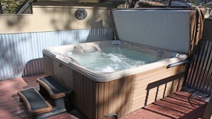 Cabane, plusieurs lits, bain à remous | Spa