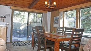 Huisje, meerdere bedden, hot tub | Privékeuken | Een koelkast, een magnetron, een kookplaat, een vaatwasser