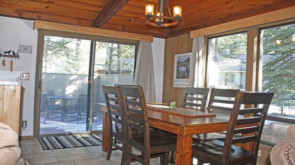 Huisje, meerdere bedden, hot tub | Privékeuken | Een koelkast, een magnetron, een kookplaat, een vaatwasser