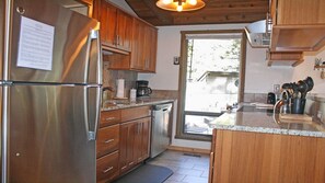 Huisje, meerdere bedden, hot tub | Privékeuken | Een koelkast, een magnetron, een kookplaat, een vaatwasser