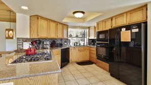 Condo, varias camas, alberca privada | Cocina privada | Refrigerador, microondas, parrilla de estufa y lavavajillas 