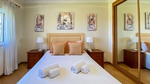 3 chambres, fer et planche à repasser, lit de bébé portatif