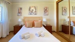 3 dormitorios, tabla de planchar con plancha, cuna de viaje