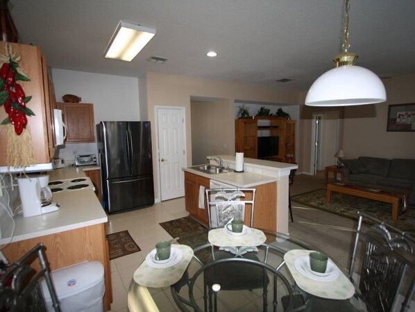 Talo | Yksityinen keittiö | Jääkaappi, mikroaaltouuni, liesi, astianpesukone