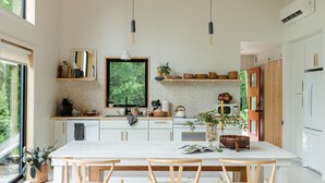 Cafetera y tetera, refrigerador, microondas y horno