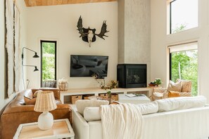 Fernseher, Kamin, DVD-Player