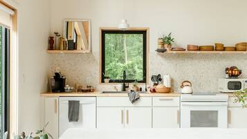 KylskÄp, mikrovÄgsugn, ugn och spishÀll