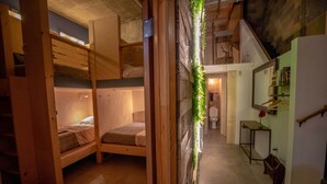 Una habitación acogedora, de varios niveles, con literas y una escalera.