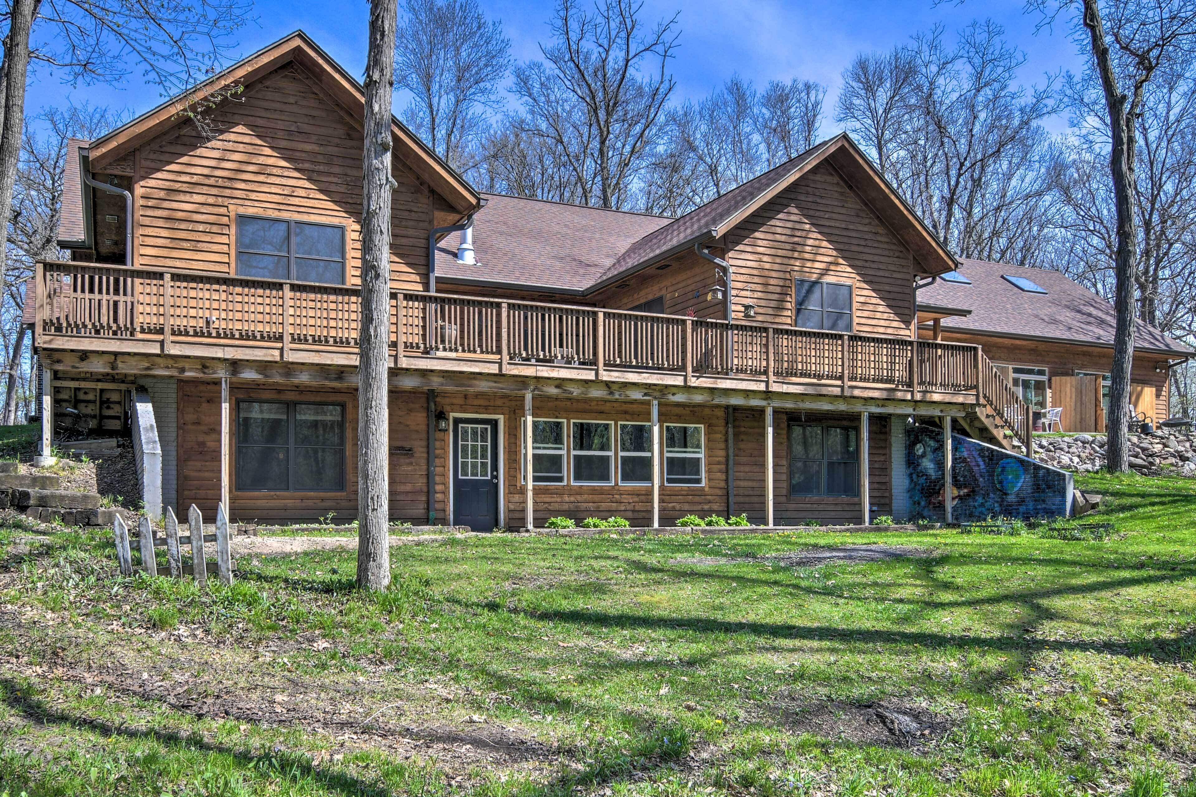Raccoon River Retreat: Indoor Pool & Outdoor Fun!
