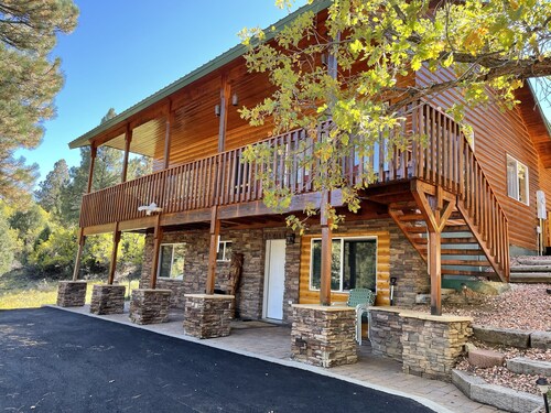 Bryce & Zion midpoint!  Firepit & pool table. ATV trails nearby.