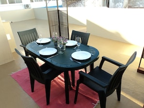 Outdoor dining - Typical refurbished villa in the center of Quarteira near the beach (Quarteira)