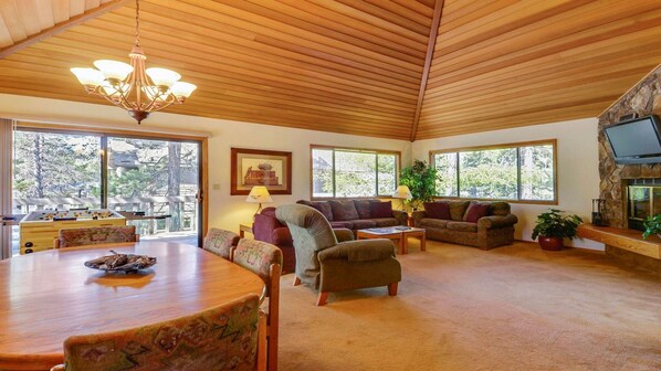 Ferienhaus, Mehrere Betten, Whirlpool | Wohnzimmer | Fernseher, Kamin