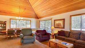 Ferienhaus, Mehrere Betten, Whirlpool | Wohnzimmer | Fernseher, Kamin